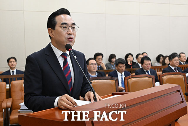 박홍근 기획예산처 장관이 조승래 위원장에게 선서문을 제출하고 있다.