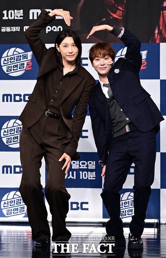'배구 여제' 김연경(왼쪽)과 세븐틴 부승관이 8일 오후 서울 마포구 상암동 MBC 골든마우스홀에서 열린 MBC 새 예능프로그램 '신인감독 김연경' 시즌2(이하 '신인감독 김연경2') 제작발표회에 참석해 포즈를 취하고 있다. /이새롬 기자