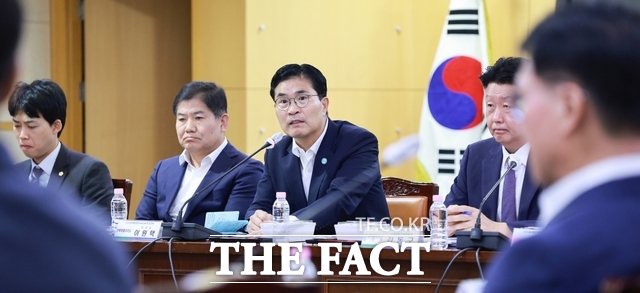 8일 전북도청 3층 중회의실에서 이원택 전북도지사(가운데)가 피지컬AI·로봇 산업 생태계 구축을 위한 대한민국 및 전북의 산학연정 지원체제 필요성을 역설하고 있다. /전북도