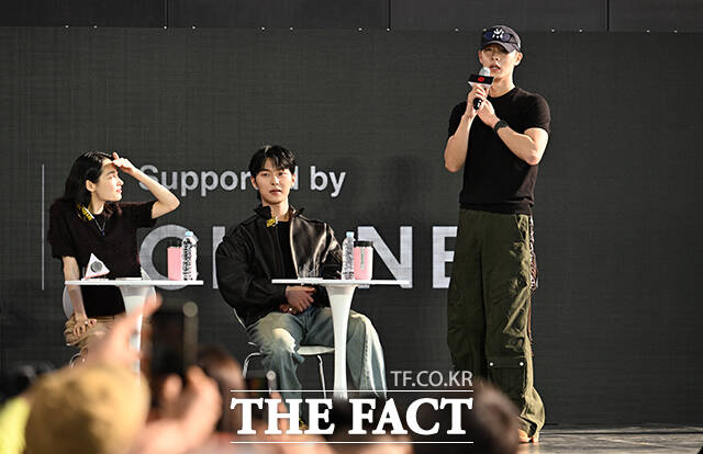 배우 이재욱(오른쪽)이 8일 오후 부산 해운대구 영화의전당 루프씨어터에서 열린 '꿀알바' 오픈토크 행사에 참석해 인사말을 하고 있다. /부산=박헌우 기자
