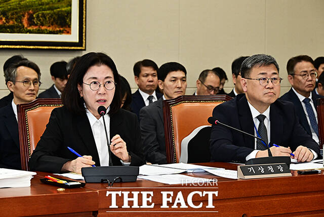 이미선 기상청장이 8일 오후 서울 여의도 국회 기후에너지환경노동위원회에서 열린 기상청에 대한 국정감사에 출석해 질의에 답변을 하고 있다. /국회=배정한 기자