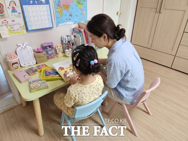 건양사이버대 청년사회서비스사업단의 전문 청년 제공인력이 초등학생 가정을 방문해 맞춤형 교육서비스를 실시하고 있다. /건양사이버대