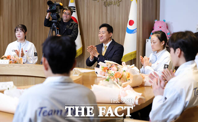 오세훈 서울시장(오른쪽)이 8일 서울 중구 서울시청 시장실에서 서울시청 소속 선수단 격려 오찬에 앞서 2026 아이치·나고야 아시안게임 펜싱 여자 사브르 단체전 금메달리스트 전하영(서울시청)과 선수단의 사인이 담긴 티셔츠를 들고 기념촬영하고 있다.