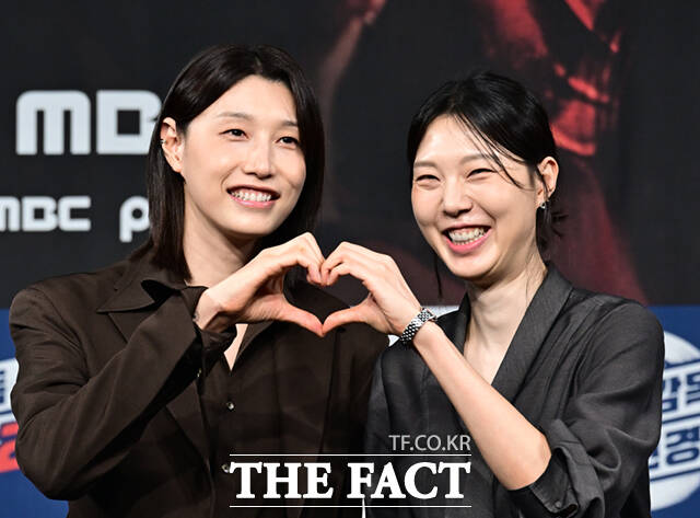 양효진과 김연경, 부승관(왼쪽부터)이 8일 오후 서울 마포구 상암동 MBC 골든마우스홀에서 열린 MBC 새 예능프로그램 '신인감독 김연경' 시즌2(이하 '신인감독 김연경2') 제작발표회에 참석해 포즈를 취하고 있다. /이새롬 기자