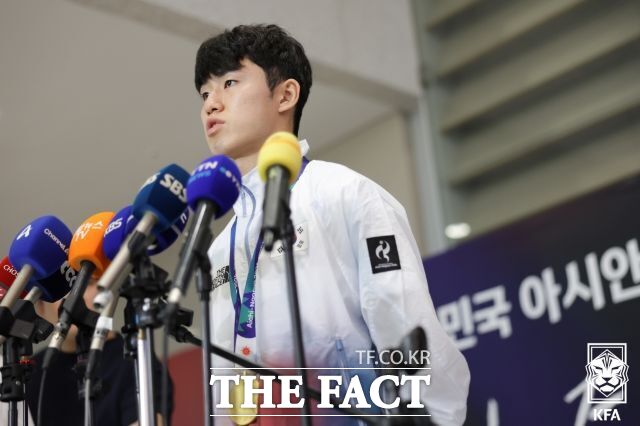 2026 아이치·나고야 아시안게임에서 남자 축구 금메달을 목에 건 이기혁·양민혁·박승수가 예술·체육요원 편입을 위한 신청 절차는 아직 밟지 않은 것으로 파악됐다. 사진은 아시안게임 축구대표팀 주장 이기혁이 지난 4일 인천공항에서 귀국 인터뷰를 하고 있는 모습. /KFA