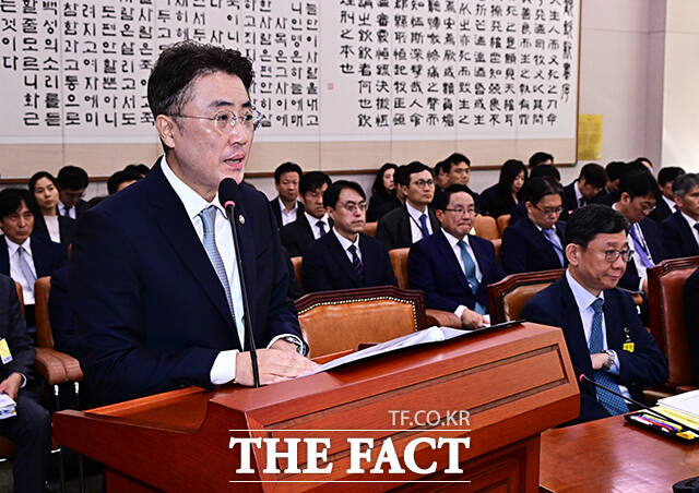 이진수 법무부 장관 직무대행이 8일 오전 서울 여의도 국회 법제사법위원회에서 열린 법무부 등에 대한 국정감사에 출석해 업무보고를 하고 있다. /국회=배정한 기자