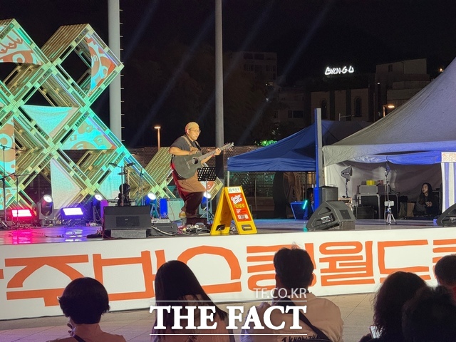 7일 전남광주시 동구 전일빌딩245 앞에 마련된 공연장에서 충장축제 개막식 공연이 진행되고 있다. /조효근 기자