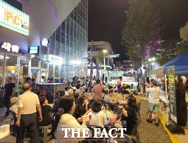 제주도 서귀포시가 전국체육대회 기간 동안 매주 진행하고 있는 '2026 비어가든 in 금토금토 새연쇼'. /서귀포시