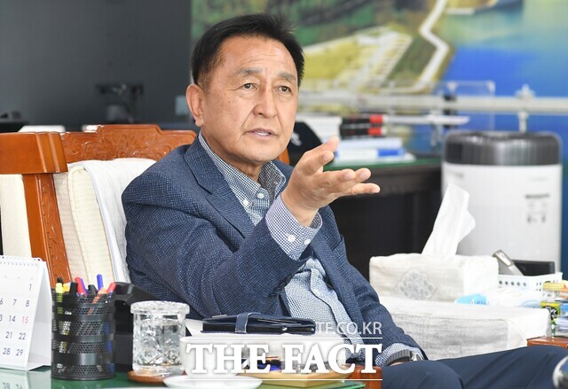 취임100일을 맞아 군정 방향을 밝히는 김세훈 화천군수. / 화천군