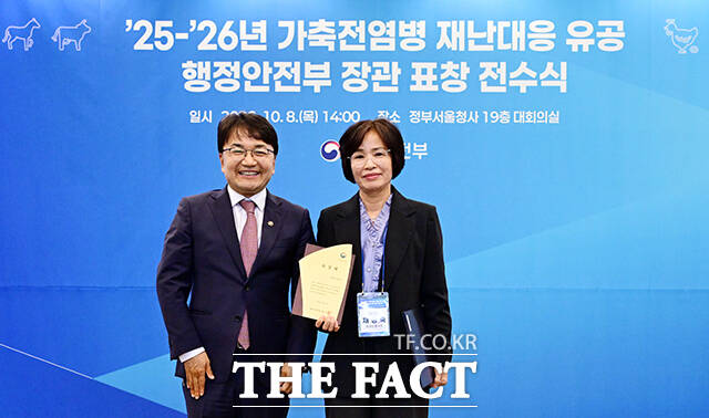 김광용 재난안전관리본부장(왼쪽)이 채정숙 경기도 안성시 행정안전국장에게 표창장을 전수한 뒤 기념촬영을 하고 있다.