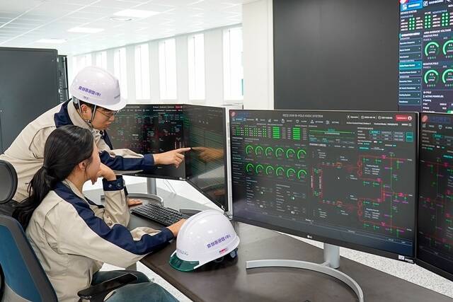 효성중공업 직원들이 HVDC 제어기 성능 검증 시험을 행하고 있다. /효성