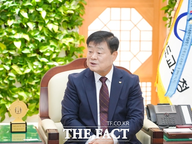 이병도 충남도교육감이 8일 <더팩트>와의 인터뷰에서 질문에 답변하고 있다. /노경완 기자
