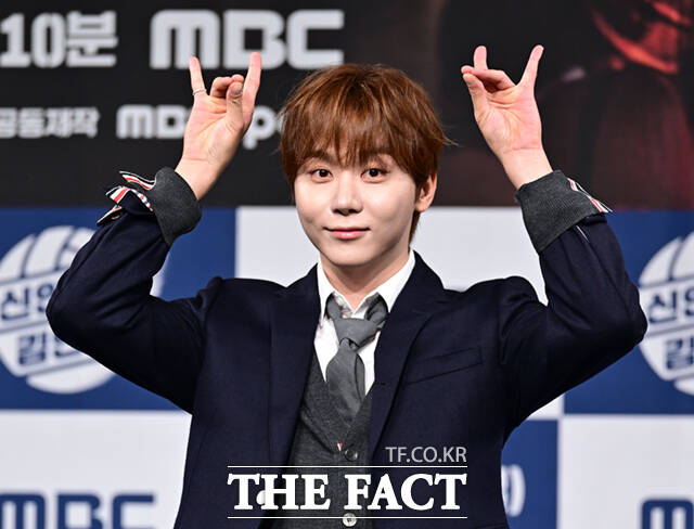 '배구 여제' 김연경(왼쪽)과 세븐틴 부승관이 8일 오후 서울 마포구 상암동 MBC 골든마우스홀에서 열린 MBC 새 예능프로그램 '신인감독 김연경' 시즌2(이하 '신인감독 김연경2') 제작발표회에 참석해 포즈를 취하고 있다. /이새롬 기자