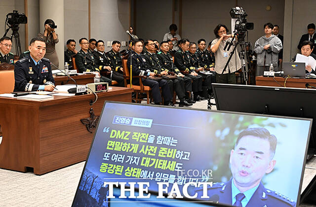 진영승 합참의장이 8일 서울 용산구 국방부에서 열린 국회 국방위원회의 합동참모본부등 국정감사에서 의원의 질의를 듣고 있다. /국회사진기자단