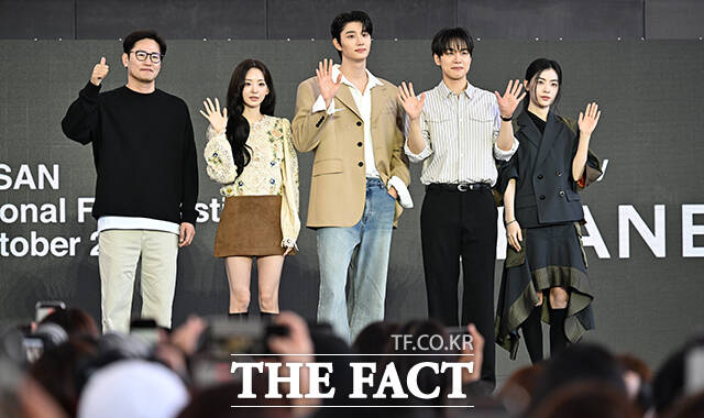 김정훈 감독과 배우 조이현, 김재원, 강유석, 배강희(왼쪽부터)가 8일 오전 부산 해운대구 영화의전당 루프씨어터에서 열린 '최종면접' 야외무대인사 행사에 참석해 포즈를 취하고 있다. /부산=박헌우 기자