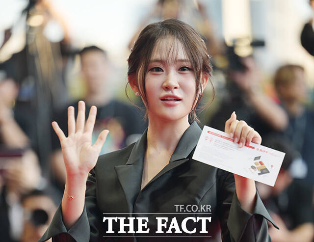 가수 김다현이 전야제 사회를 맡은데 이어 지난 6일 오후 부산 해운대구 영화의전당에서 열린 '제31회 부산국제영화제(BIFF)'에 참석해 레드카펫을 밟았다. /부산=박헌우 기자