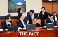  정점식 원내대표 방문에 깜짝 놀란 어기구 의원 [TF사진관]