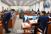  국정감사 격려방문하는 정점식 원내대표 [TF사진관]