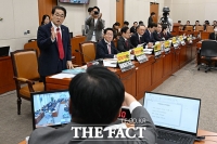  재경위 국감, '미래대응기금 철회' 피켓으로 공방...한때 파행 [TF사진관]