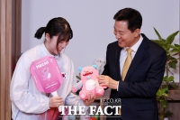  전하영에 서울시 굿즈 선물하는 오세훈 시장 [포토]