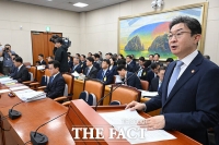  국감 출석한 이억원 '신뢰받은 금융 만들 것'…5대 은행장 증인 채택 [TF사진관]