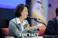  고개 숙인 추미애 