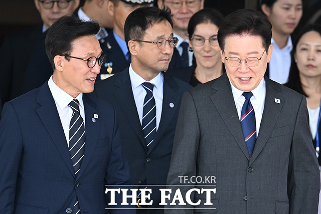 이재명 대통령의 국정 지지율이 취임 후 최저치인 37%를 유지했다. 더불어민주당은 해당 조사 기준 현 정부 출범 이후 가장 낮은 35%를 기록했다. 사진은 사진은 지난달 6일 프랑스 국빈 방문 출장길에 오르는 이 대통령이 경기 성남시 서울공항에서 공군 1호기로 향하며 김민석 민주당 대표(왼쪽)와 대화하고 있는 모습. /송호영 기자