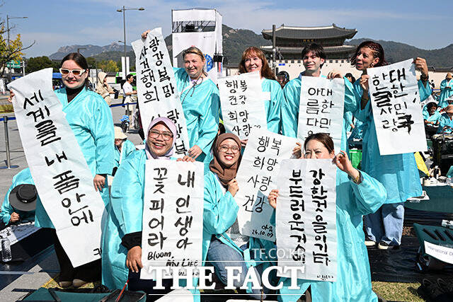 한글날 제정 100주년을 맞은 9일 오전 서울 종로구 광화문광장에서 열린 제17회 휘호대회에 참가한 한 어린이의 선글라스에 '열어가자 아름다운 바른한글'이 비치고 있다. /서예원 기자
