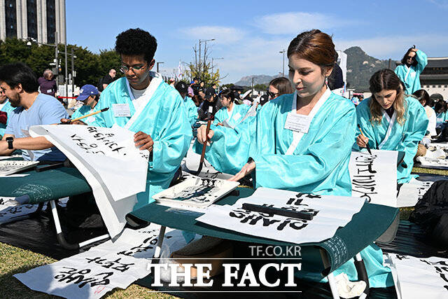 한글날 제정 100주년을 맞은 9일 오전 서울 종로구 광화문광장에서 열린 제17회 휘호대회에 참가한 한 어린이의 선글라스에 '열어가자 아름다운 바른한글'이 비치고 있다. /서예원 기자