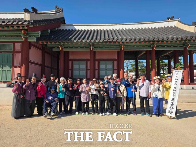 8일 수원시 화성행궁에서 열린 '수원화성 여민동락' 무장애 세계유산 체험 프로그램 참가자들이 기념 촬영을 하고 있다. /수원시