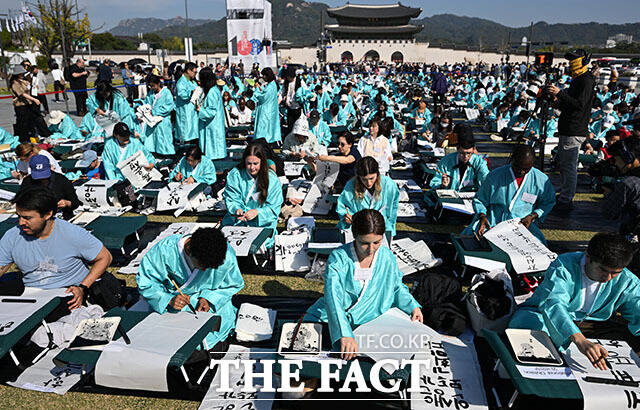 한글날 제정 100주년을 맞은 9일 오전 서울 종로구 광화문광장에서 열린 제17회 휘호대회에 참가한 한 어린이의 선글라스에 '열어가자 아름다운 바른한글'이 비치고 있다. /서예원 기자