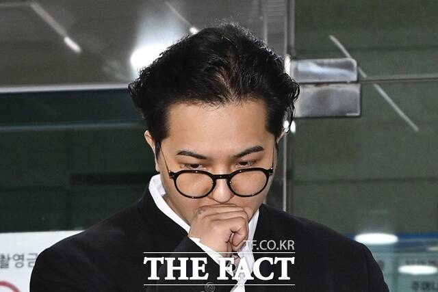 사회복무요원 부실 근무 의혹을 받는 송민호가 지난 4월 21일 서울 마포구 서울서부지법에서 열린 공판에 참석한 후 법정을 나서고 있다. /송호영 기자