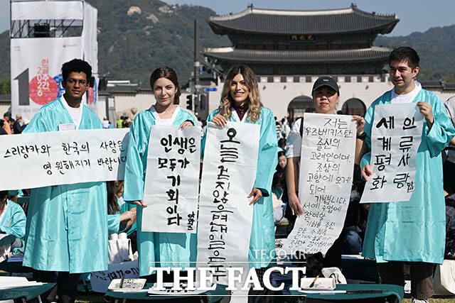 한글날 제정 100주년을 맞은 9일 오전 서울 종로구 광화문광장에서 열린 제17회 휘호대회에 참가한 한 어린이의 선글라스에 '열어가자 아름다운 바른한글'이 비치고 있다. /서예원 기자