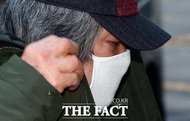 아동 성범죄자 조두순이 지난 2020년 12월 12일 보호관찰개시신고서 제출을 위해 경기도 안산시 수원보호관찰소 안산지소로 들어가고 있다. /더팩트 DB
