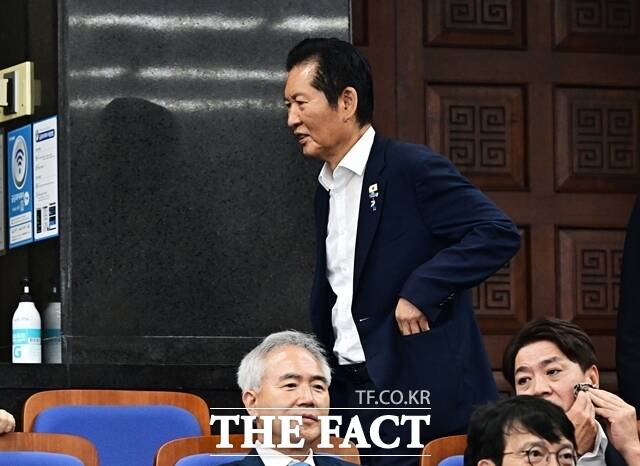 정청래 더불어민주당 의원이 지난달 29일 서울 여의도 국회에서 열린 의원총회에 참석하고 있다. /배정한 기자