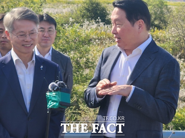 최태원 SK그룹 회장이 9일 반도체 팹 후보지인 전남광주시 광산구 광주 군공항 탄약고 예정부지 앞 도로에서 민형배 전남광주시장과 대화하고 있다. /최치봉 기자