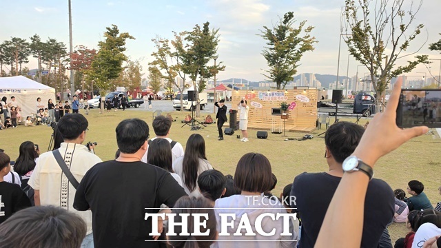 9일 중양공원에서 열린 세종한글축제의 한 공연에 관광객들이 환호하고 있다. /김형중 기자