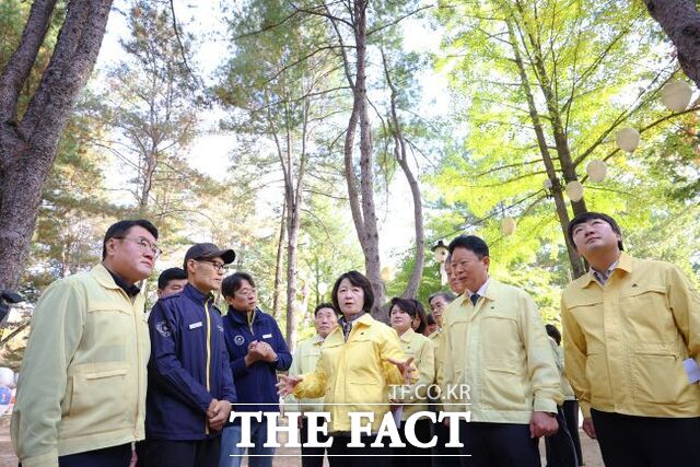 추미애 경기지사가 한글날 연휴 첫날인 지난 9일 남이섬을 찾아 친환경 방제 현황을 살피고 있다. /경기도