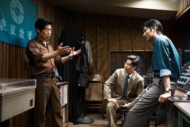 영화는 역사책이 아니지만, 역사에서 소재를 가져오는 순간 완전히 자유로운 상상력의 영역에만 머물 수도 없다. '암살자(들)'은 권위주의 시대에 진실을 좇았던 형사와 사건 기자들의 이야기를 통해 '무엇이 진실인가'의 질문을 던지면서, 관객의 호기심과 볼거리를 극대화했다. /영화 '암살자(들)' 스틸컷
