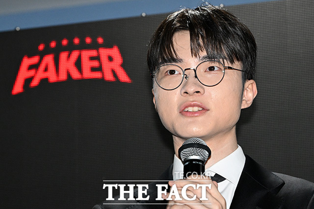 '페이커 기념우표 발행 및 증정식 행사' 참석해 기념우표를 들고 기념촬영하는 박인환 우정사업본부장과 페이커(왼쪽 세 번째부터) 및 관계자들.
