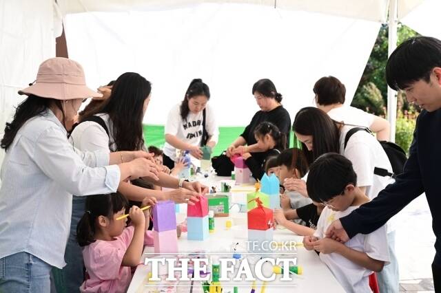 관람객들이 9일 연산역 일원에서 열린 제25회 연산대추문화축제에 참가하고 있다. /논산시