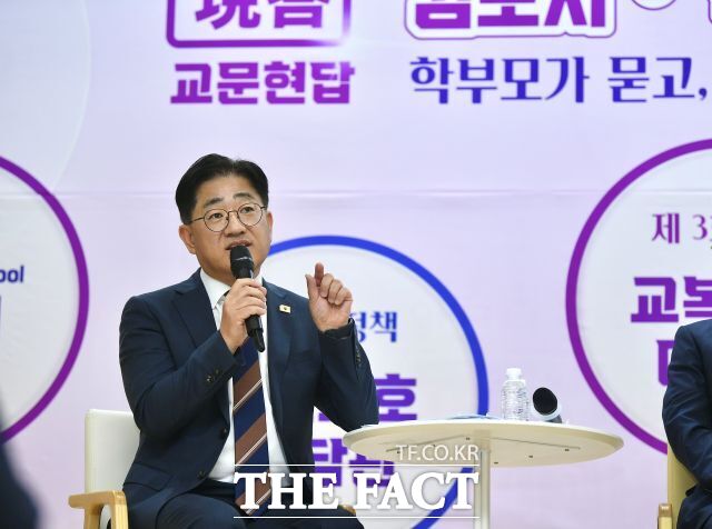 이기형 김포시장이 지난 8일 경기도김포교육지원청 주관으로 열린 '찾아가는 교육감실 타운홀 미팅'에 참석해 교육 현안에 대한 의견을 나누고 있다. /김포시
