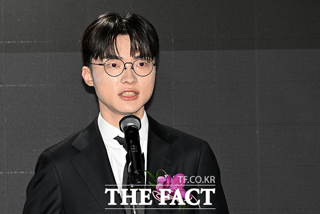 '페이커 기념우표 발행 및 증정식 행사' 참석해 기념우표를 들고 기념촬영하는 박인환 우정사업본부장과 페이커(왼쪽 세 번째부터) 및 관계자들.