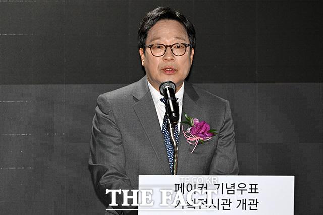 '페이커 기념우표 발행 및 증정식 행사' 참석해 기념우표를 들고 기념촬영하는 박인환 우정사업본부장과 페이커(왼쪽 세 번째부터) 및 관계자들.