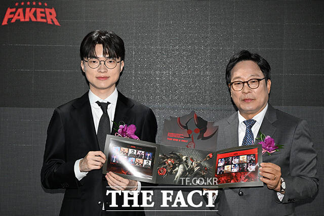 '페이커 기념우표 발행 및 증정식 행사' 참석해 기념우표를 들고 기념촬영하는 박인환 우정사업본부장과 페이커(왼쪽 세 번째부터) 및 관계자들.
