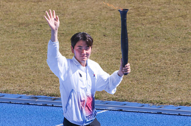 예천군을 대표하는 양궁 스타 김제덕 선수가 성화 주자로 달리고 있다. /예천군