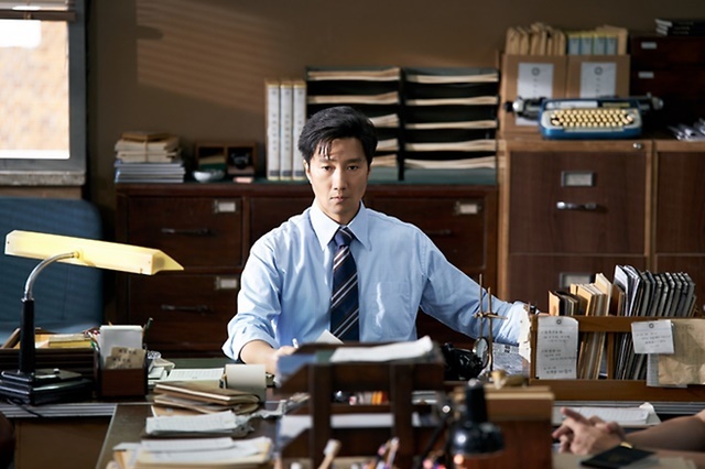 영화는 역사책이 아니지만, 역사에서 소재를 가져오는 순간 완전히 자유로운 상상력의 영역에만 머물 수도 없다. '암살자(들)'은 권위주의 시대에 진실을 좇았던 형사와 사건 기자들의 이야기를 통해 '무엇이 진실인가'의 질문을 던지면서, 관객의 호기심과 볼거리를 극대화했다. /영화 '암살자(들)' 스틸컷