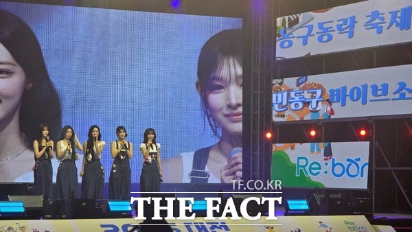 걸그룹 리센느(RESCENE)가 10일 2026 대전 동구동락축제 2일차 무대에 올라 팬들과 인사를 나누고 있는 모습. /정예준 기자