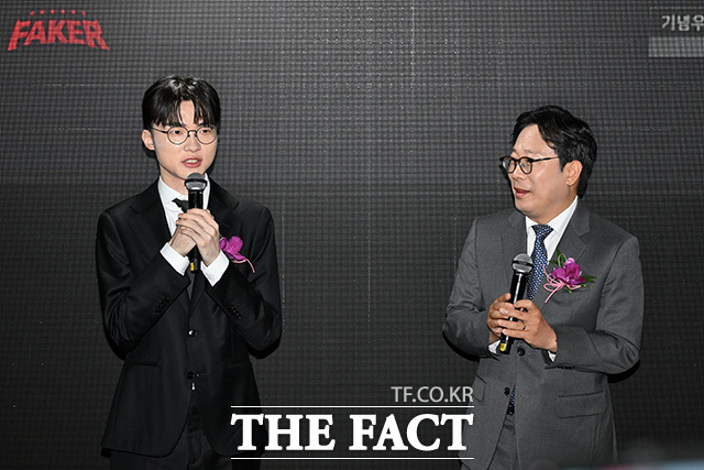 '페이커 기념우표 발행 및 증정식 행사' 참석해 기념우표를 들고 기념촬영하는 박인환 우정사업본부장과 페이커(왼쪽 세 번째부터) 및 관계자들.