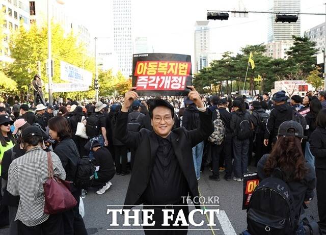 안민석 경기도교육감이 9일 국회 앞에서 열린 교육활동 보장 법 개정 촉구 전국 교원 집회에 참석해 교원들과 함께하고 있다. /경기도교육청